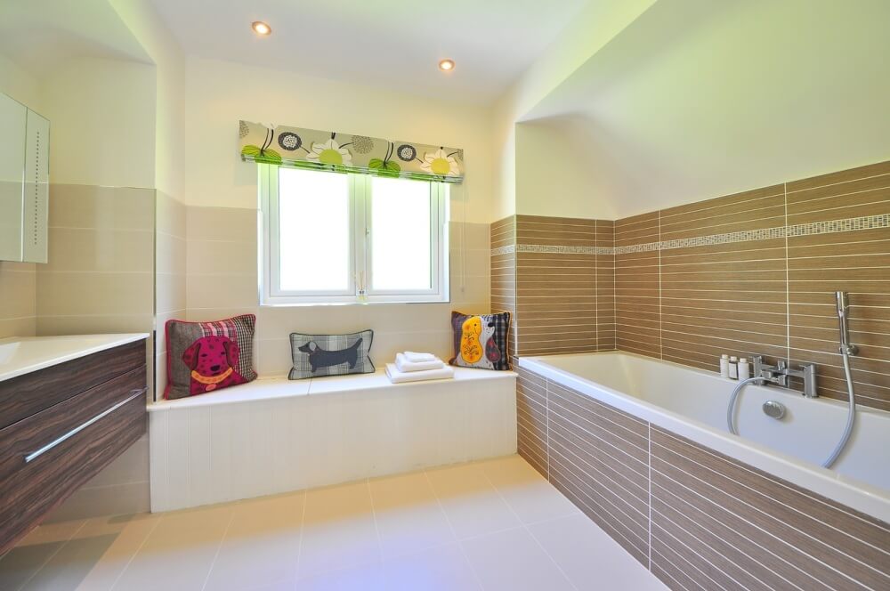 ванная комната в белом цвете с текстильными аксессуарами