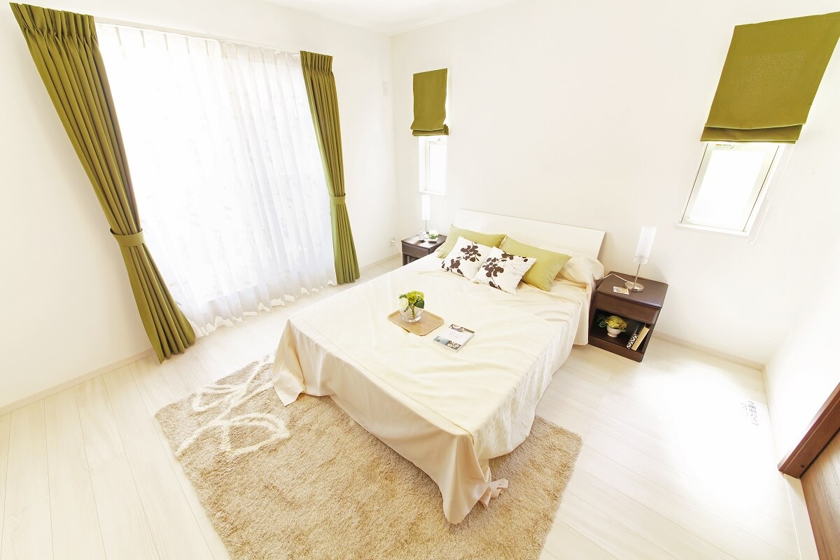 Бежево-белая спальня с оливковыми шторами