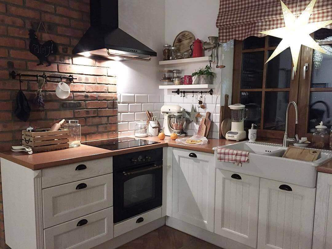 белая кухня с коричневой столешницей в стиле кантри