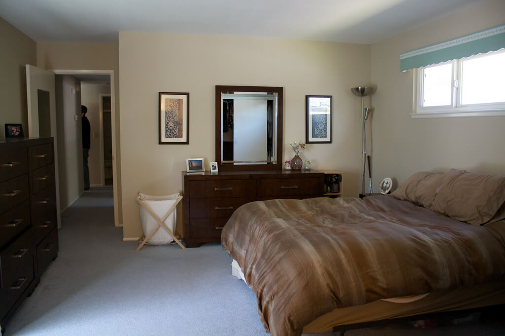 Спальня с бежевыми обоями и голубыми деталями интерьера