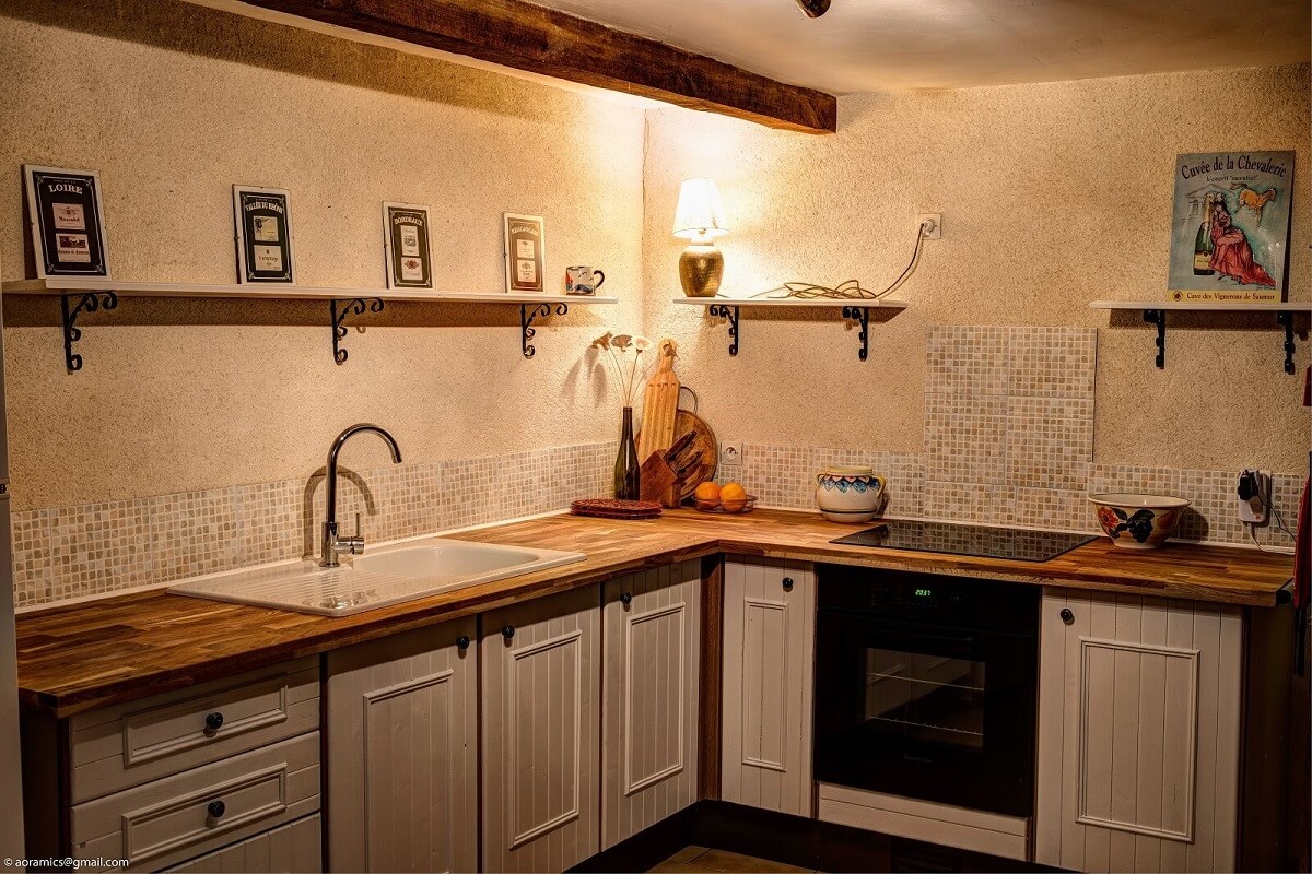 коричневая столешница в интерьере белой кухни