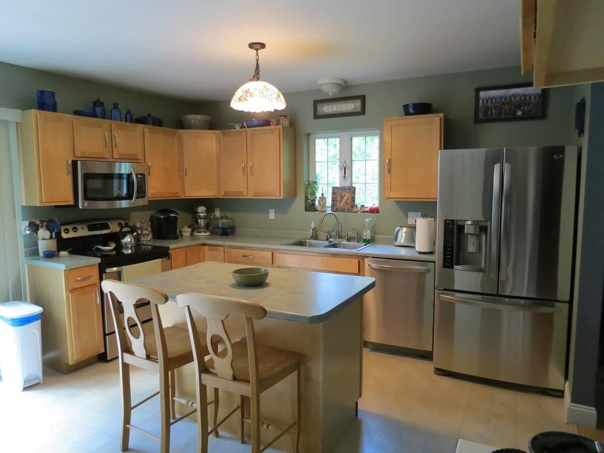фото кухни в коричневых цветах со светло-зеленой отделкой стен