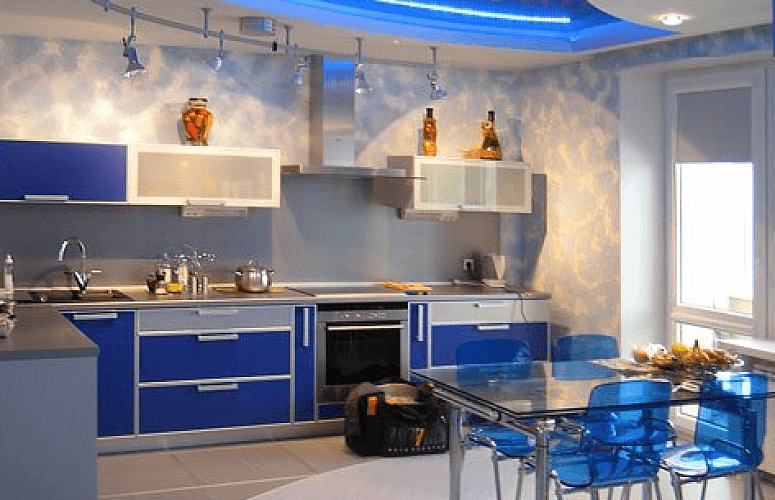 Гарнитур синего цвета в кухне
