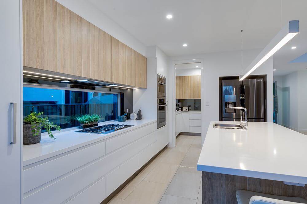 Белая кухня с отделкой цвета беж в стиле hi-tech