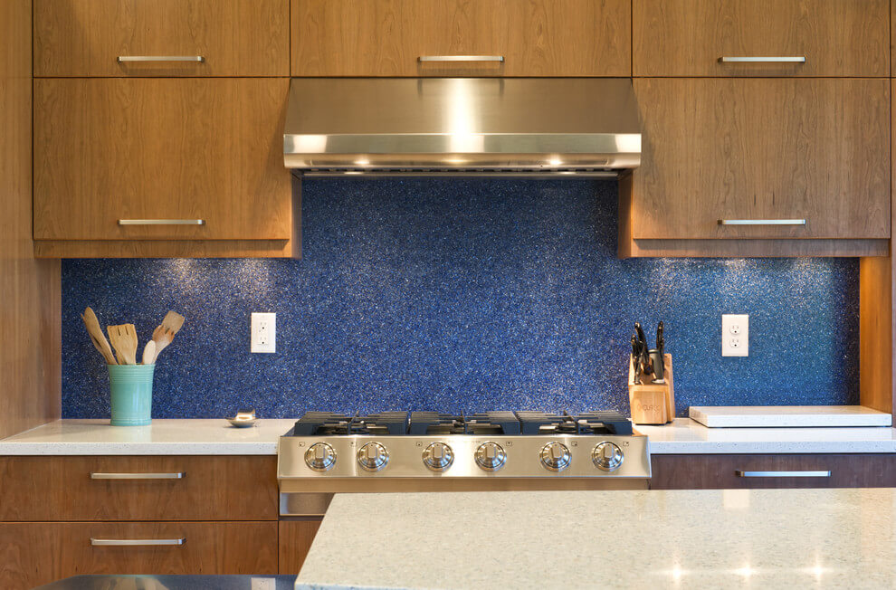 Синяя кухня с синим фартуком
