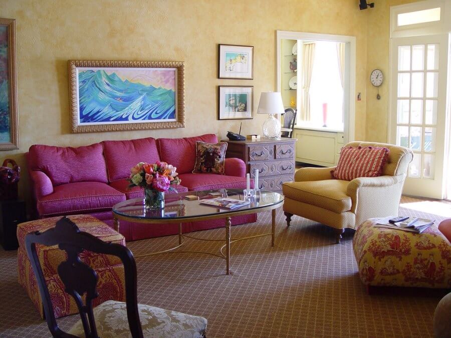 желто-розовый дизайн комнаты