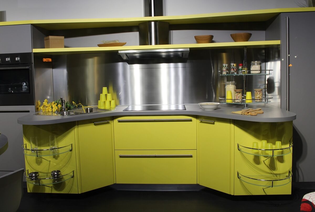 Желто-серая кухня с металлическими вставками