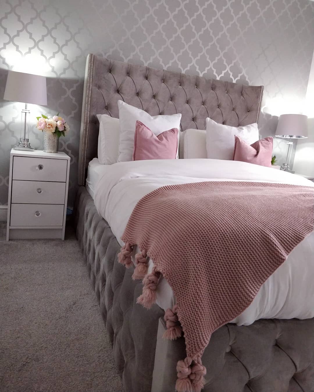 серо-розовый интерьер спальни