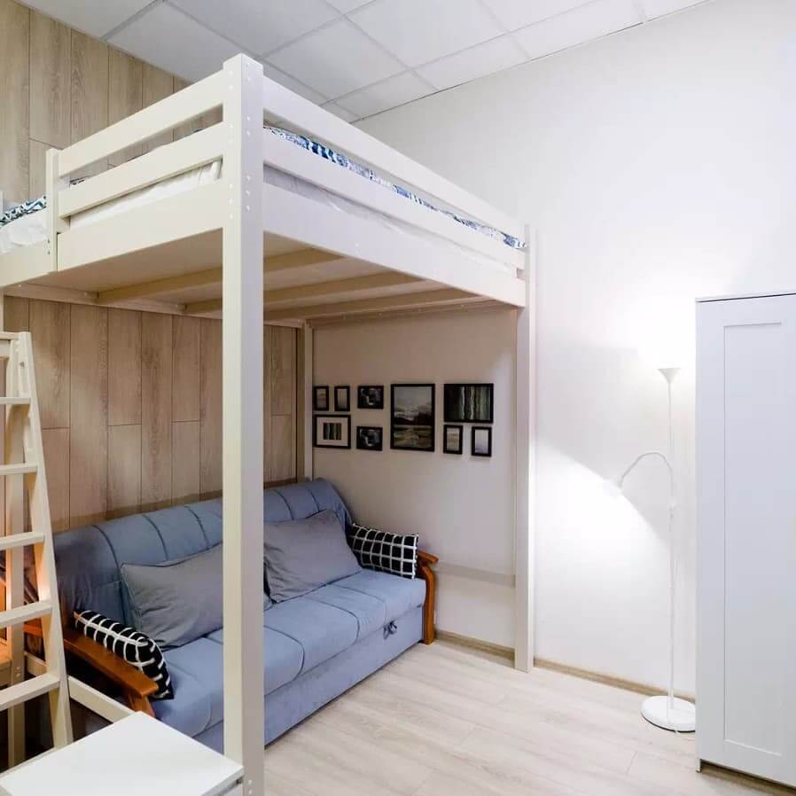  Кровать-чердак в спальне 14 кв