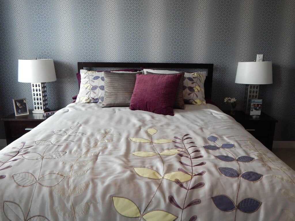 Фото сочетания серых обоев в интерьере спальни с однотонным текстилем