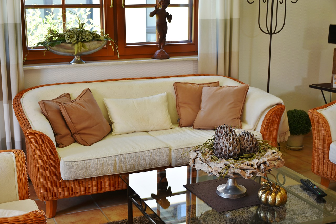 Фото интерьера гостиной в стиле прованс с ротанговой мебелью