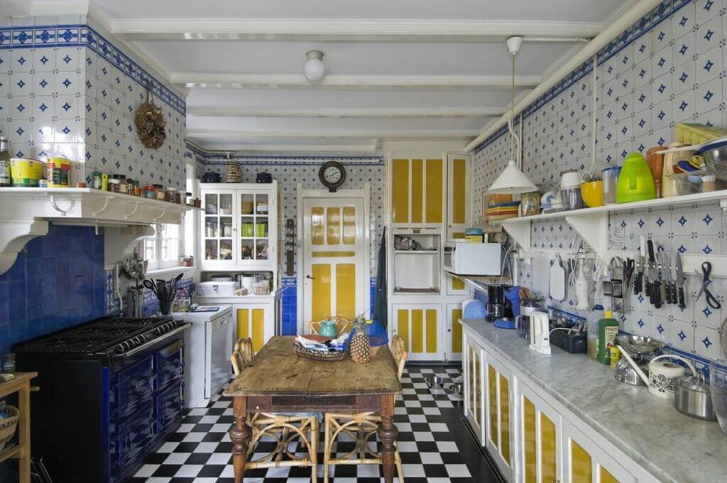 Желто-синяя кухня в деревенском стиле