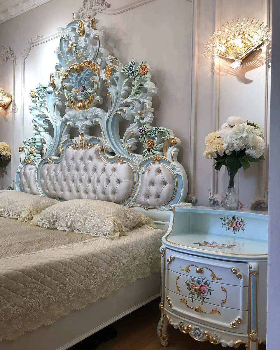 Шикарное изголовье королевской кровати в стиле барокко