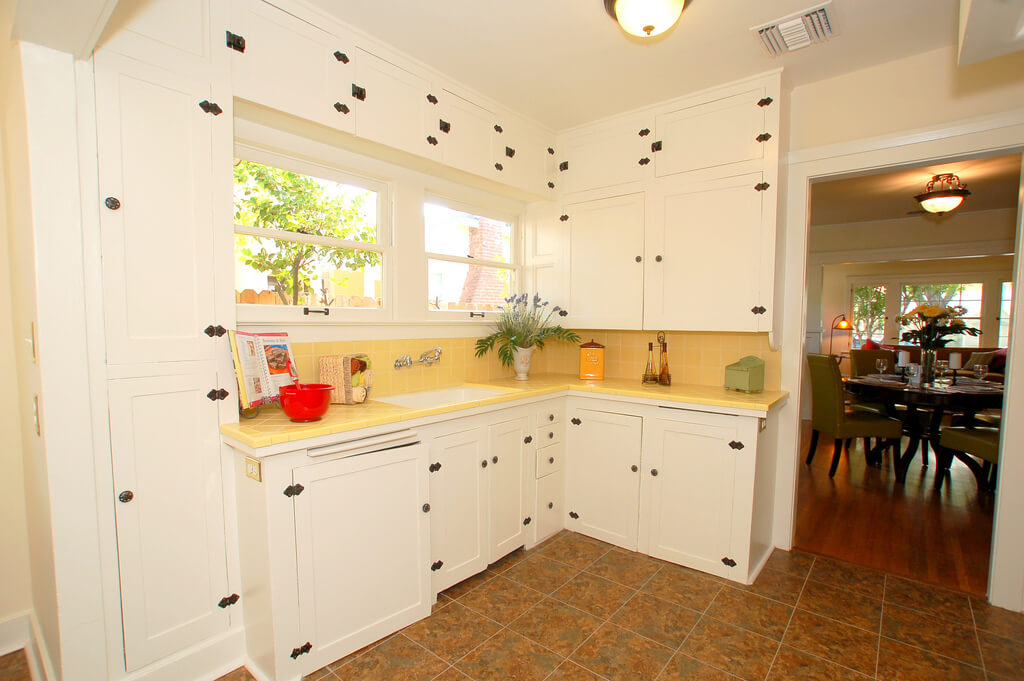 Белый кухонный дизайн с кремово-желтым фартуком