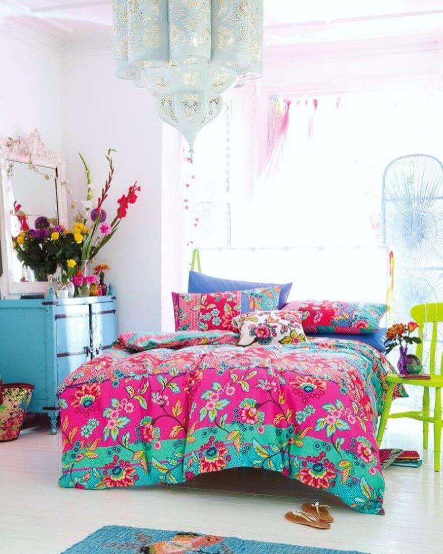 Яркие краски в спальне в стиле бохо
