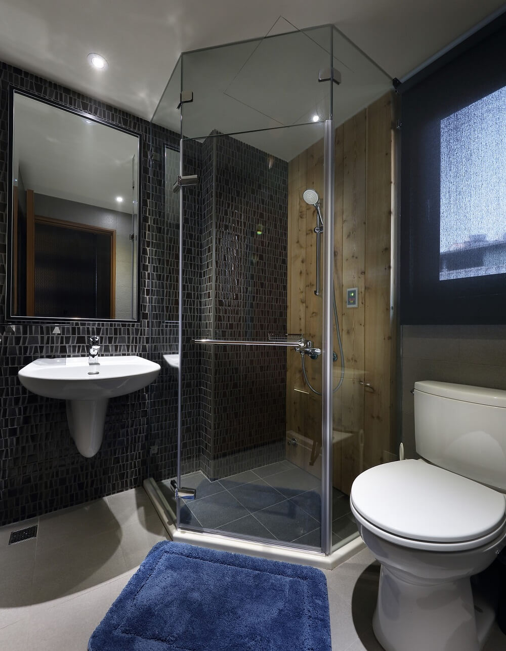 Контрастный дизайн ванной в стандартной квартире