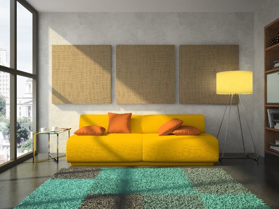 Желтый диван в комнате