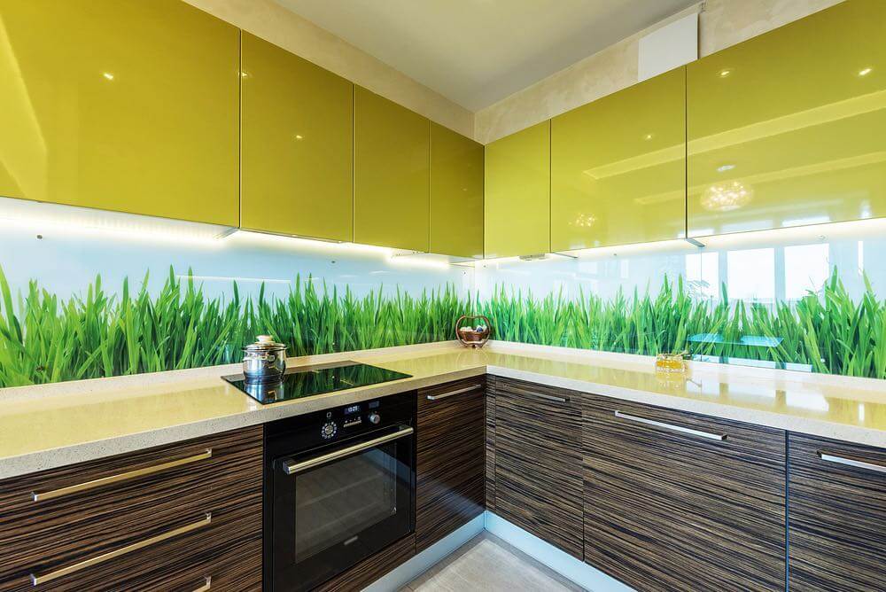 Фото дизайна желтой кухни с зеленым фартуком
