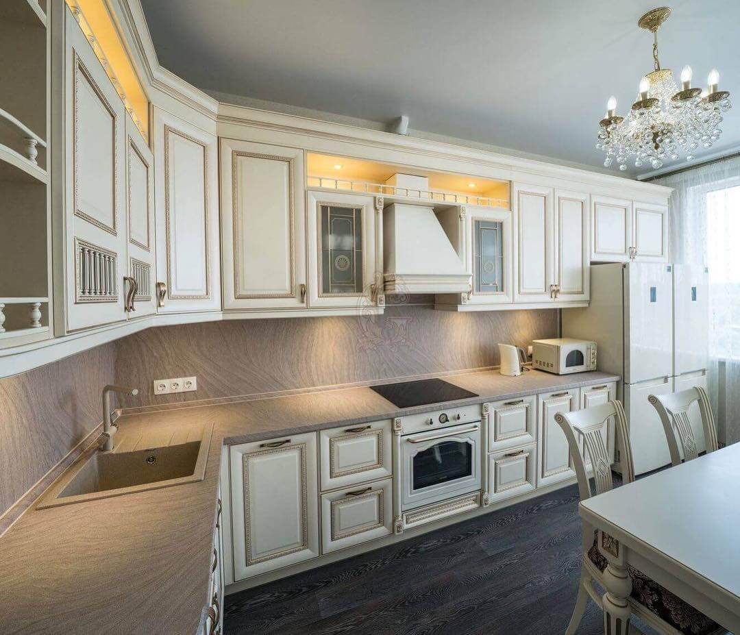 Белый потолок – лучшее решение для кухонного интерьера
