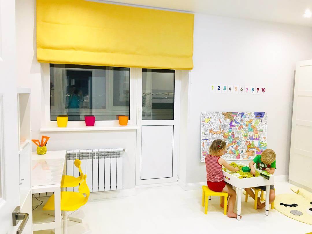 Бело-желтая детская комната