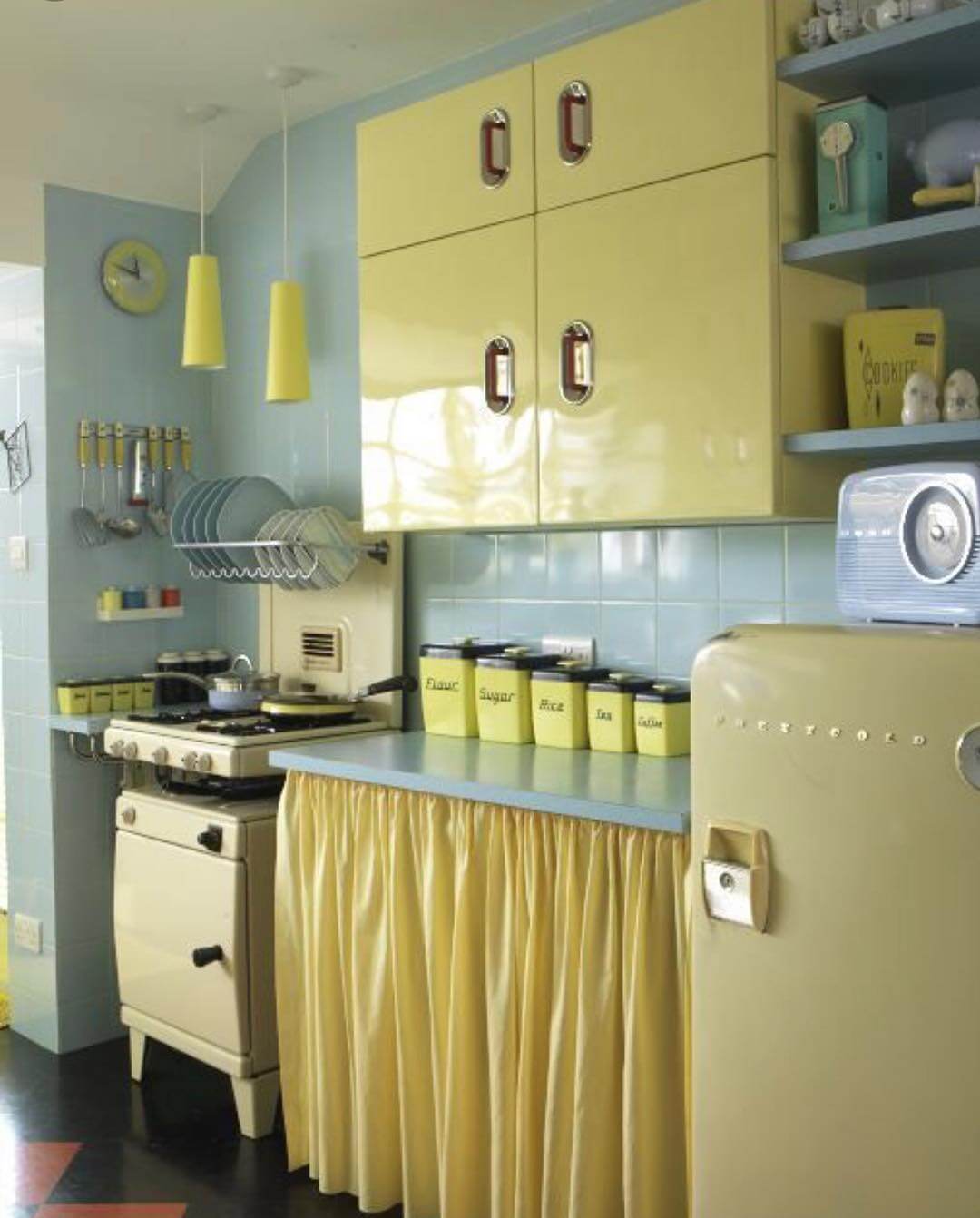 Светло-желтая кухня с голубой отделкой