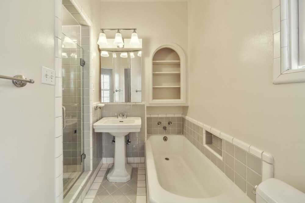 дизайн ванной комнаты в белом цвете