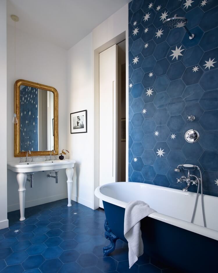 Синий цвет уместен в ванной всегда