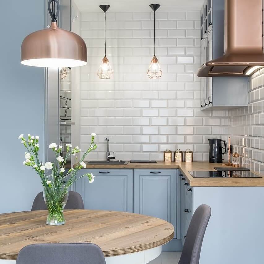 Кофейно-голубой дизайн кухонного помещения