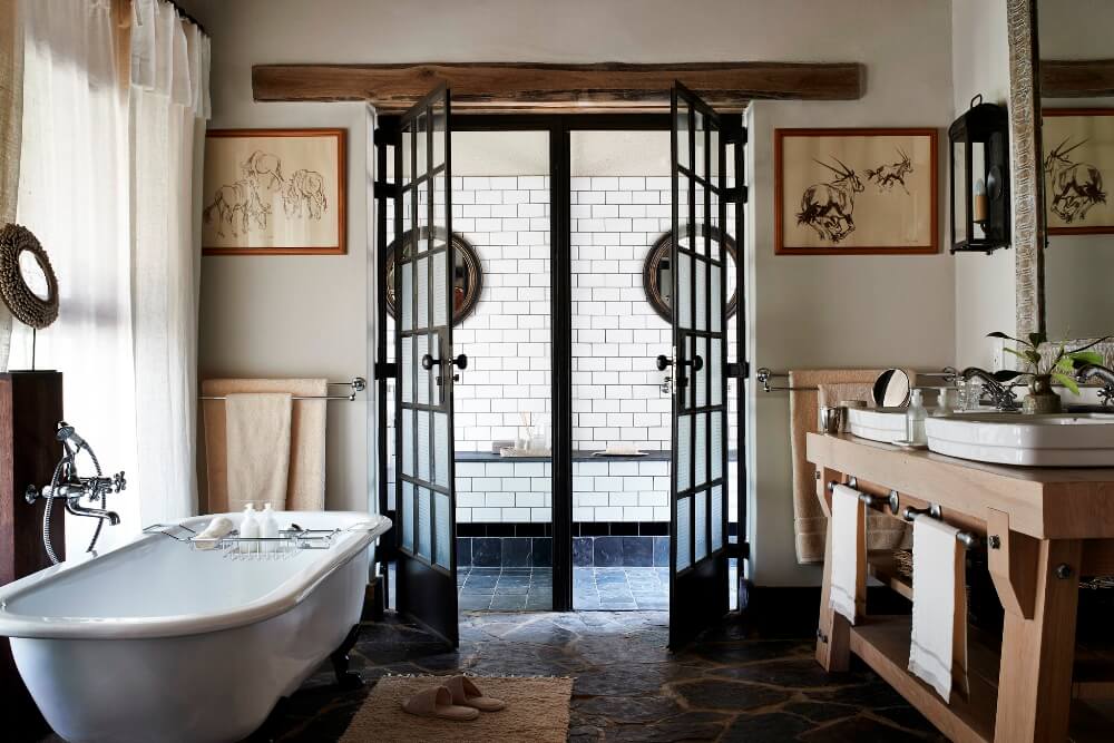 Ванная комната в черно-белом цвете с деревянными элементами