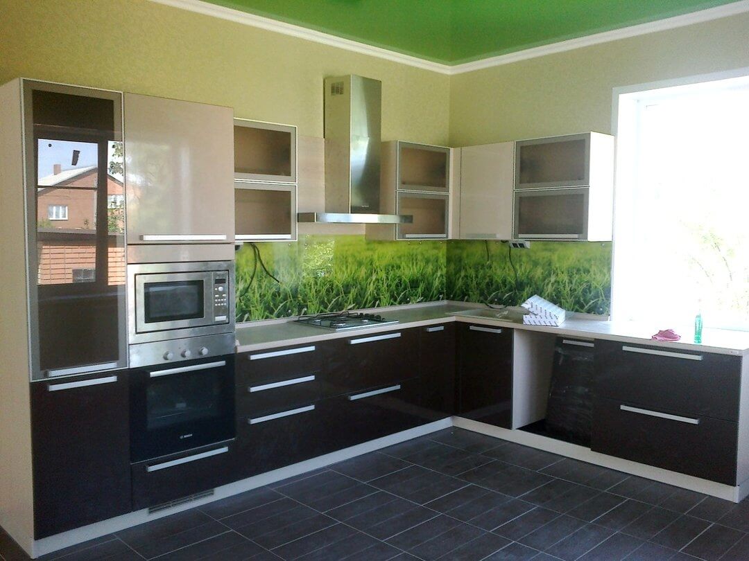 Желто-зеленая кухня с контрастным зеленым потолком