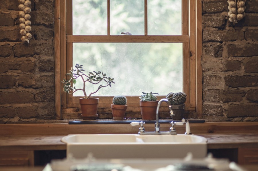 Деревянное окно в кантри-кухне