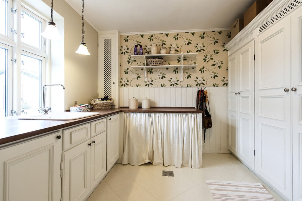 Фото кухни в стиле прованс с широким окном