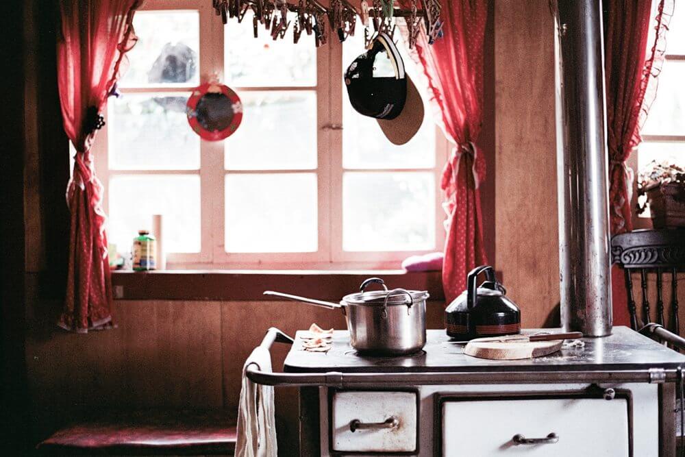 Бордовые шторы на кухню в стиле ретро