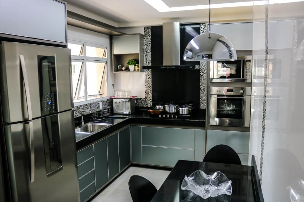 Фото черной кухни в интерьере в стиле модерн