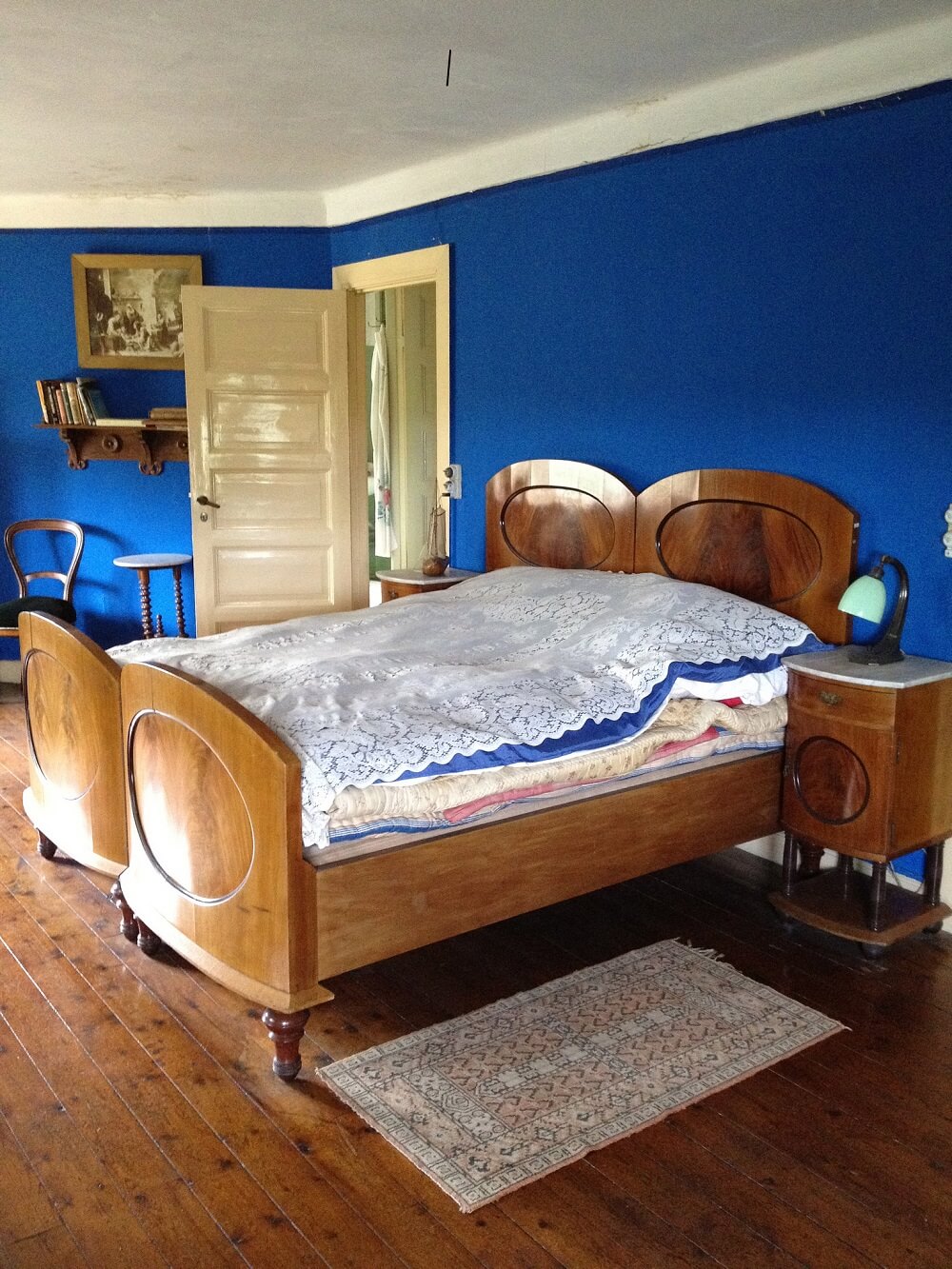 синяя спальня с глянцевой мебелью