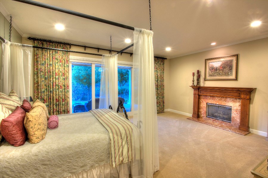 Фото дизайна спальни в стиле прованс с акцентными цветами