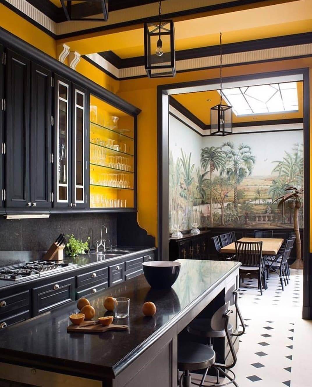 Фото желтого кухонного дизайна с черной мебелью