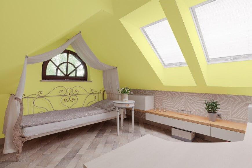 Спальня-мансарда с желтыми стенами