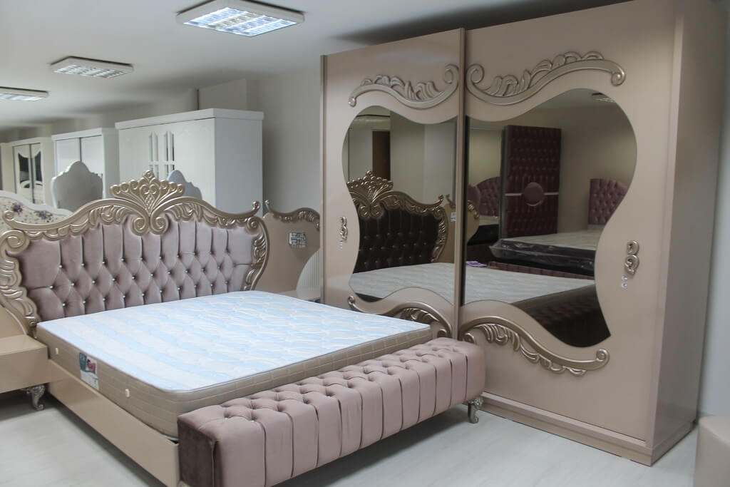 Дизайн спальни с белой мебелью 