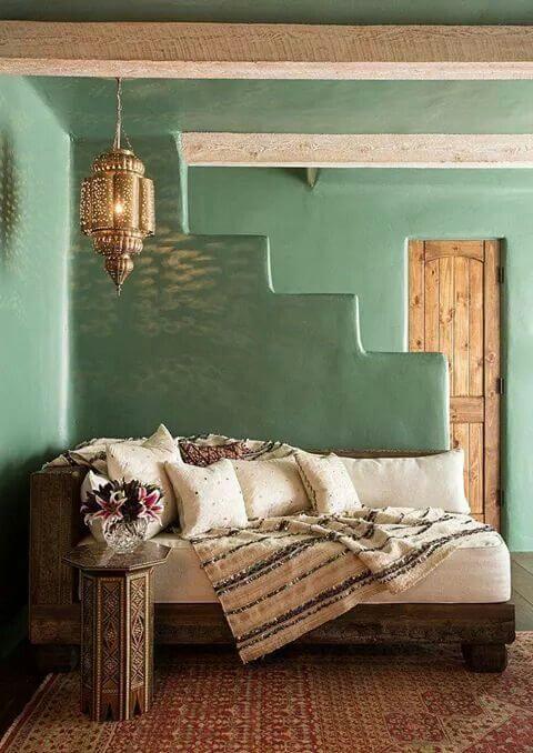 Мятная краска на стенах и деревянные изделия