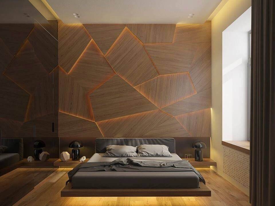 Бежево-коричневая спальня со стеной под дерево