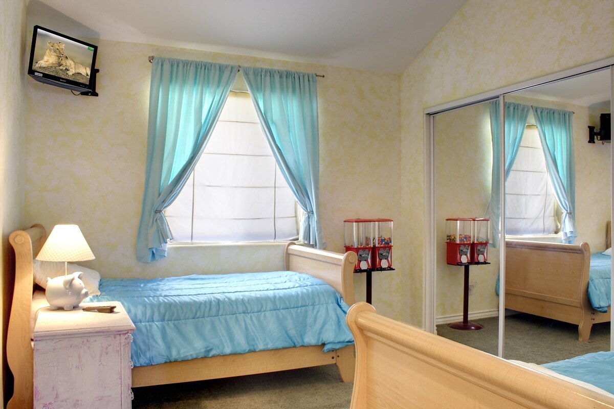 спальня с голубым текстилем и бежевой мебелью