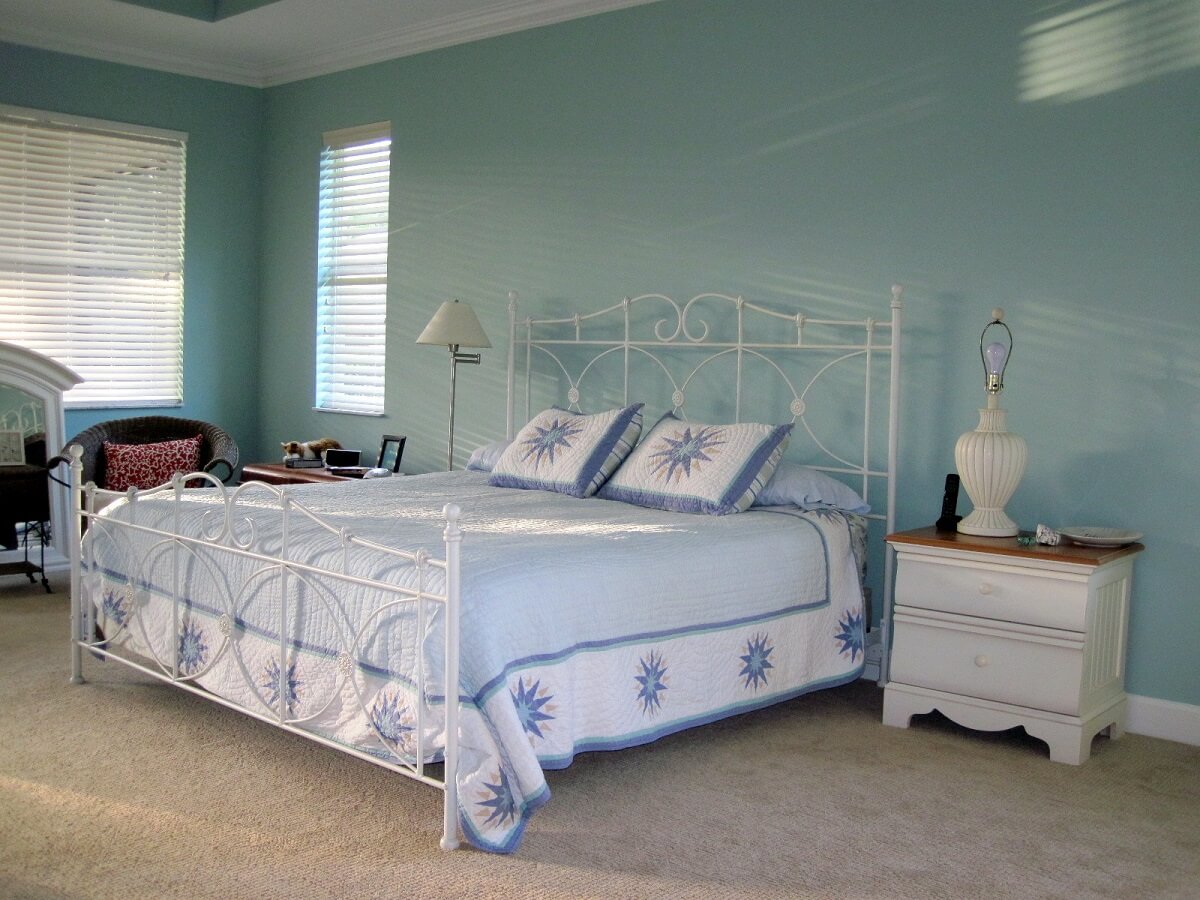 Бирюзово-голубая спальня со светлой мебелью