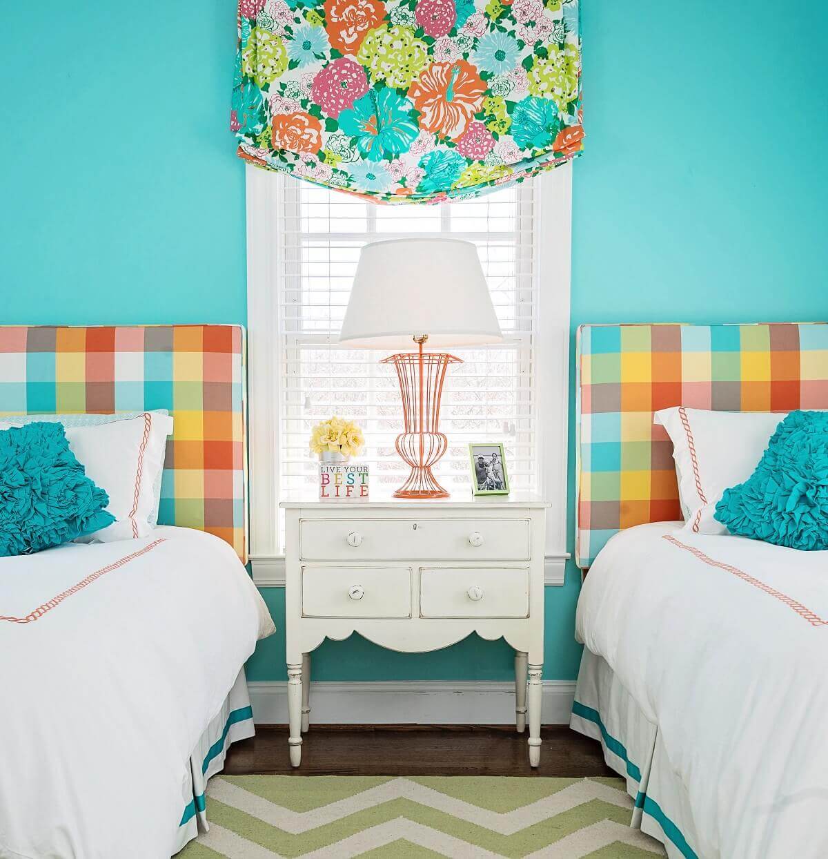 сочетание ярких цветов и голубого в спальне