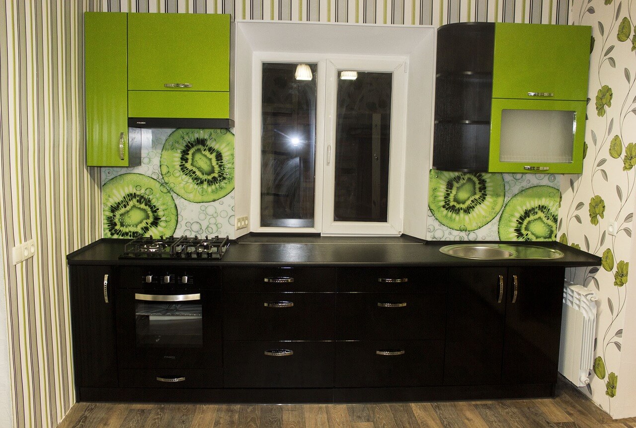 Черно-бело-зеленый кухонный интерьер
