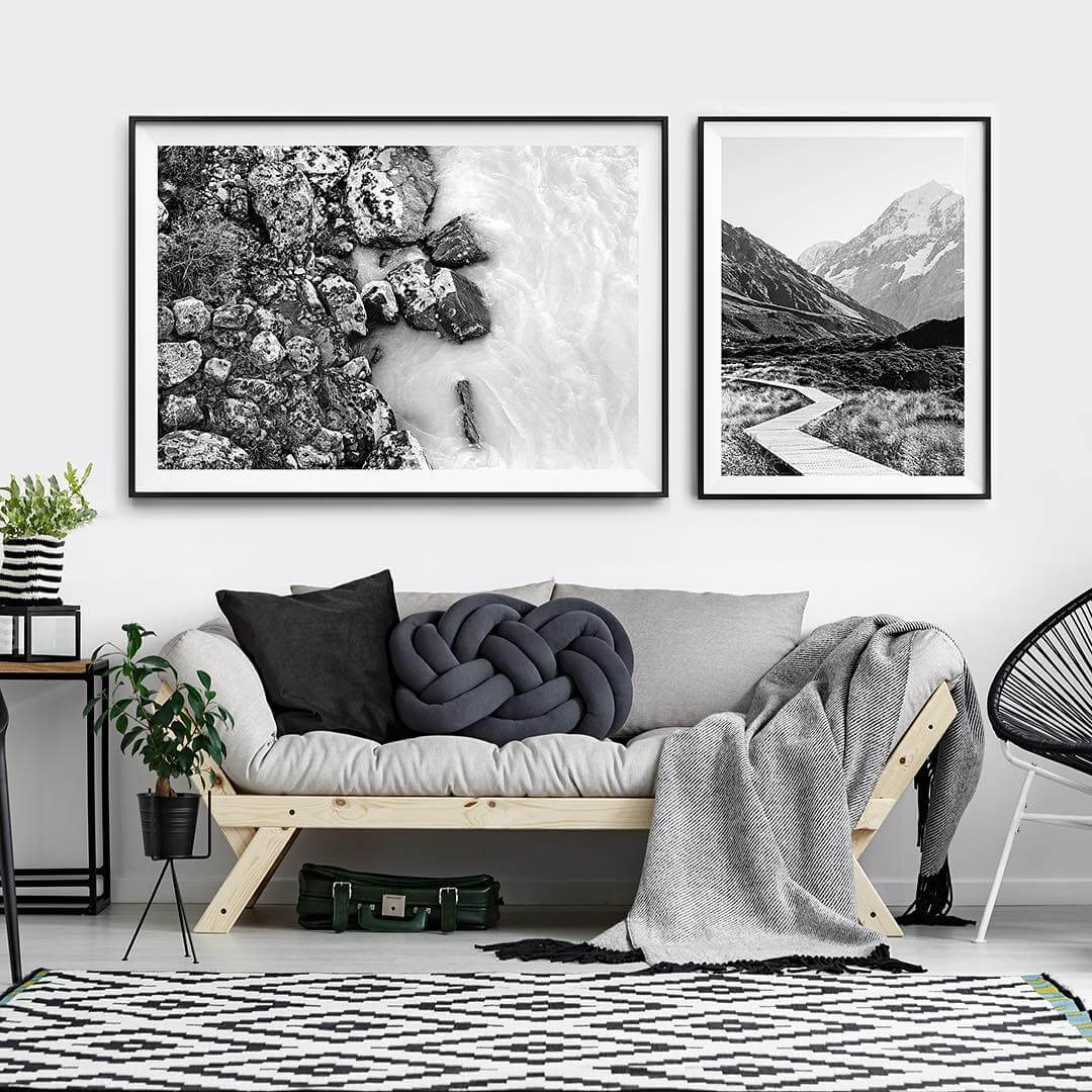 Черно-белые фото для интерьера на фоне однотонной стены
