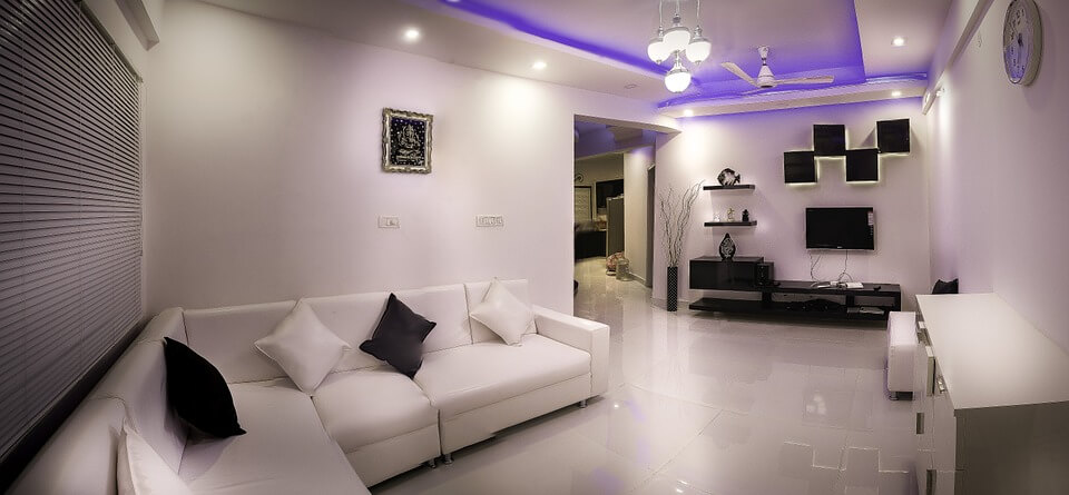 Черно-белый интерьер комнаты с фиолетовой подсветкой