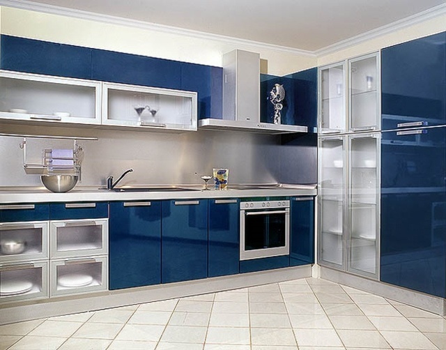 Дизайн синей кухни с серым