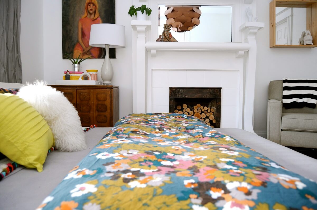 Интерьер светлой спальни с ярким текстилем