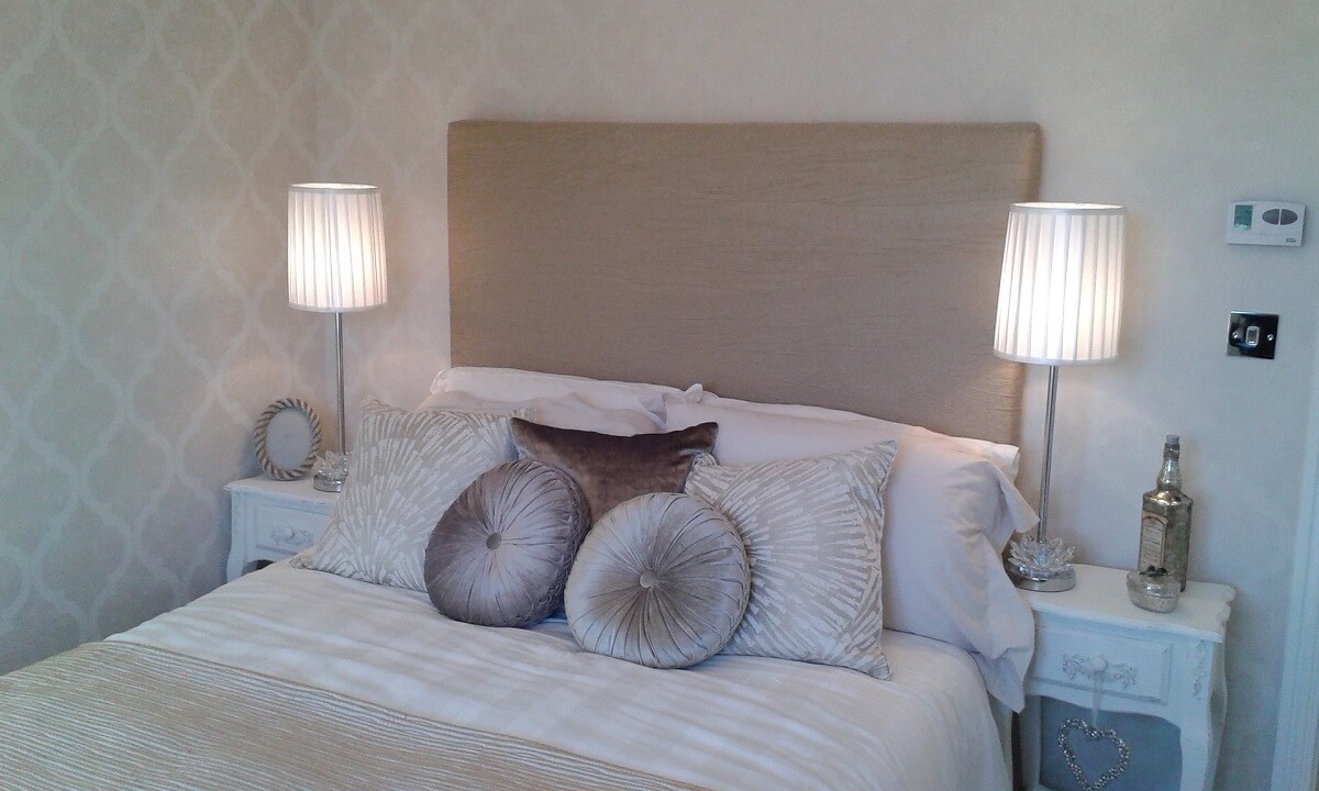 Дизайн светлой спальни с подушками